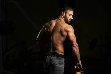 Kaslı adam su ısıtıcısı-bell ile egzersiz