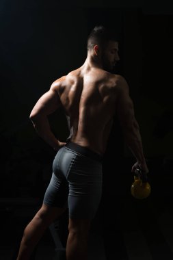 Fitness adam Kettlebells içeride jimnastik salonu kullanma