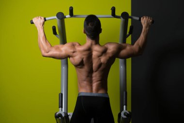 vücut geliştirmeci Pull ups en iyi sırt egzersizleri yapıyor