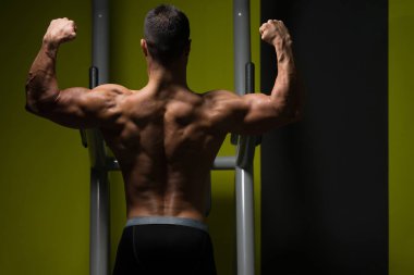 genç vücut geliştirmeci kasların esneme