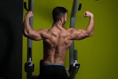 kaslı adam içinde jimnastik salonu kas esneme