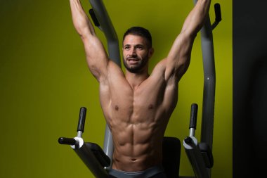 Sağlıklı bir insan bacak asılı gerçekleştirme egzersiz yükseltir