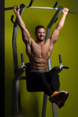 genç adam asılı bacak yerine egzersiz gündeme getiriyor.