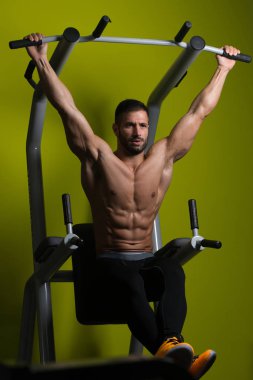 Sağlıklı bir insan bacak asılı gerçekleştirme egzersiz yükseltir