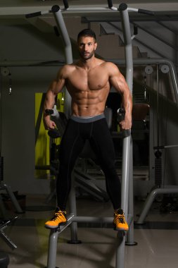 genç vücut geliştirmeci kasların esneme