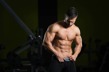 Adam gösteren karın kas