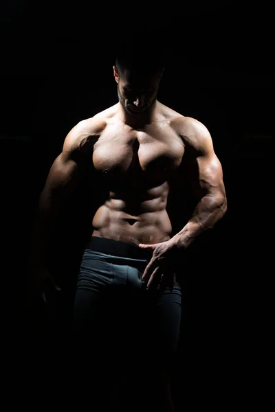 Retrato de un joven musculoso físicamente en forma — Foto de Stock