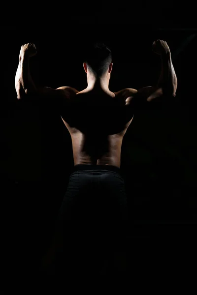 Jeune bodybuilder flexion musculaire — Photo
