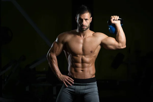 Retrato de un hombre físicamente en forma con hervidor de agua-campana —  Fotos de Stock