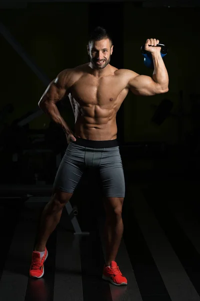 Porträt eines körperlich fitten Mannes mit Wasserkocher-Glocke — Stockfoto