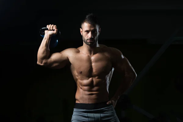 Jeune homme s'exerçant avec la cloche de bouilloire — Photo