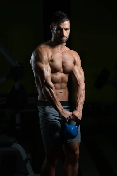 Porträt eines körperlich fitten Mannes mit Wasserkocher-Glocke — Stockfoto