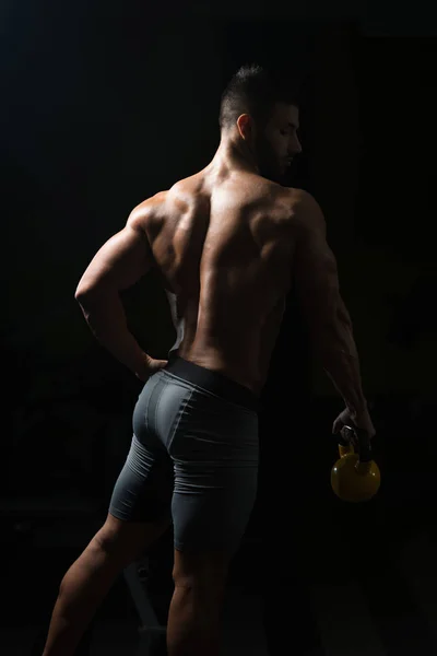 Kettlebells uvnitř Gym fitness muž — Stock fotografie