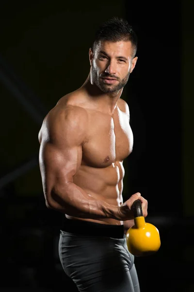 Biceps övning med vattenkokare-bell i ett Gym — Stockfoto
