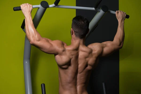 Mannelijke Bodybuilding atleet doen van Pull Ups — Stockfoto