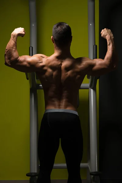 Seriöser Bodybuilder steht im Fitnessstudio — Stockfoto
