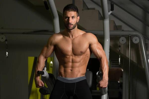 Retrato de un joven musculoso físicamente en forma — Foto de Stock