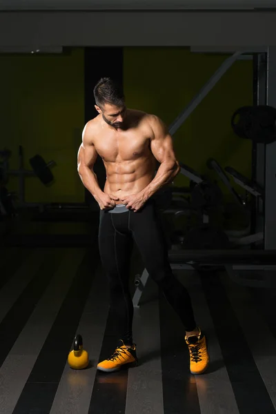 De pie fuerte en el gimnasio — Foto de Stock