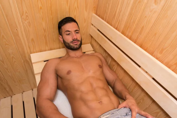 Homem atraente descansando relaxado na sauna — Fotografia de Stock