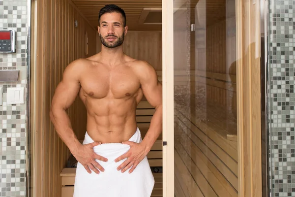 Porträt eines muskulösen Mannes, der sich in der Sauna entspannt — Stockfoto