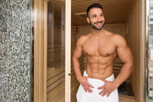 Retrato de un hombre musculoso relajándose en la sauna — Foto de Stock