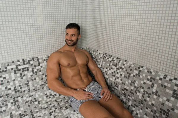 Hombre atractivo descansando relajado en la sauna — Foto de Stock
