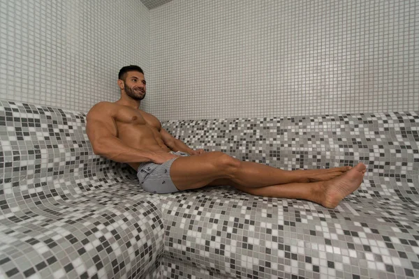 Attrayant homme au repos relaxé dans le sauna — Photo