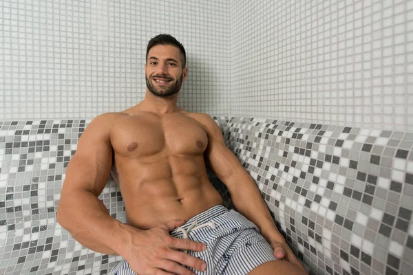 Portrait Of A Muscular Man Relaxing In Sauna — Stock Photo, Image