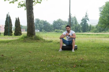 Drone bavul üzerinde oturan adam