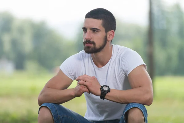 Schöner Mann im Park — Stockfoto