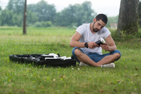 Mann überprüft Batterie von Drohne — Stockfoto