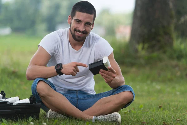 Drone bataryadan kontrol adam