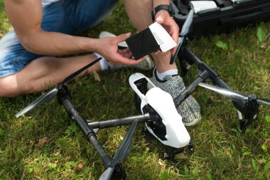 Genç mühendis dron bataryadan kontrol