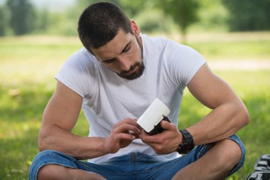 Genç mühendis dron bataryadan kontrol