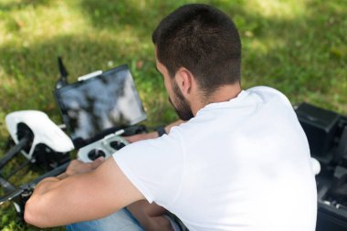 Adam açık havada ile uzaktan kumanda uçağı hazırlanıyor