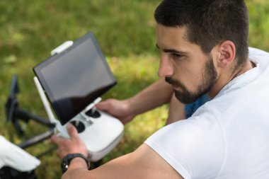 Adam açık havada ile uzaktan kumanda uçağı hazırlanıyor