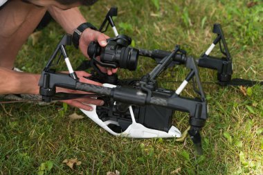 Genç mühendis bir dron kameradan kontrol