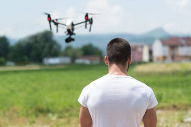 adam quadrocopters yönetir