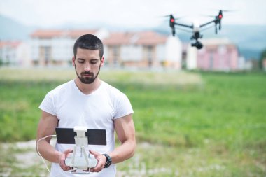 Adam denetimleri dron doğada