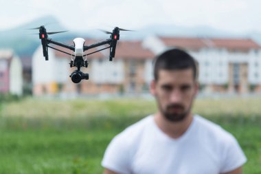 Adam kontrol bir dron