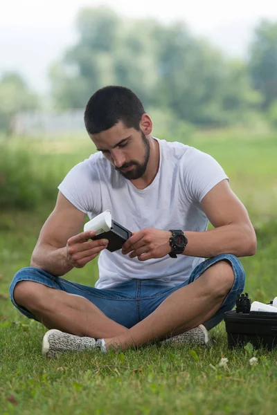 Genç mühendis dron bataryadan kontrol