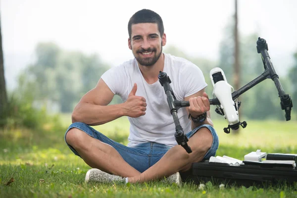 Homem dá thums até para drone — Fotografia de Stock