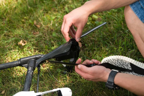 Hombre apriete la hélice del dron en la naturaleza —  Fotos de Stock