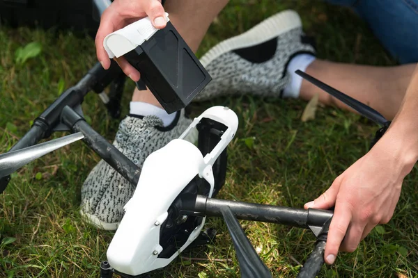 Controle van de batterij van de Drone man — Stockfoto