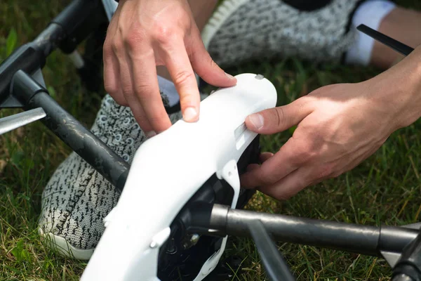 Controle van de batterij van de Drone man — Stockfoto