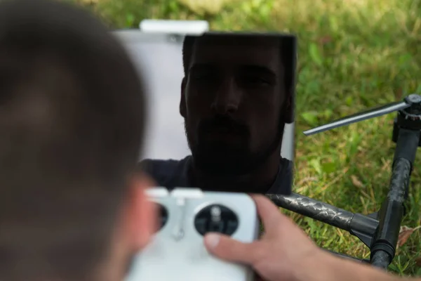 Ingenieur im Freien mit Fernbedienung zur Vorbereitung der Drohne — Stockfoto