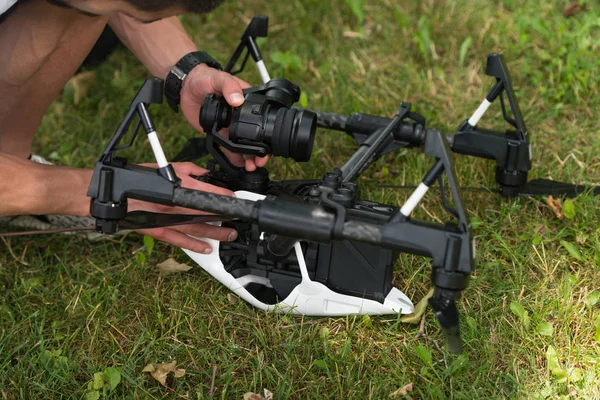 Genç mühendis bir dron kameradan kontrol