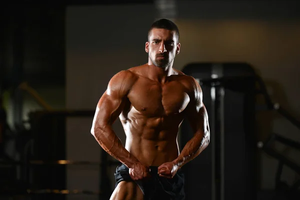 Serious Young Bodybuilder Standing In The Gym — Stock Photo, Image