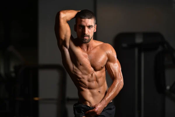 Jeune homme montrant le muscle abdominal — Photo