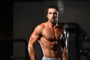 sağlıklı, kaslı, genç bir adam portresi